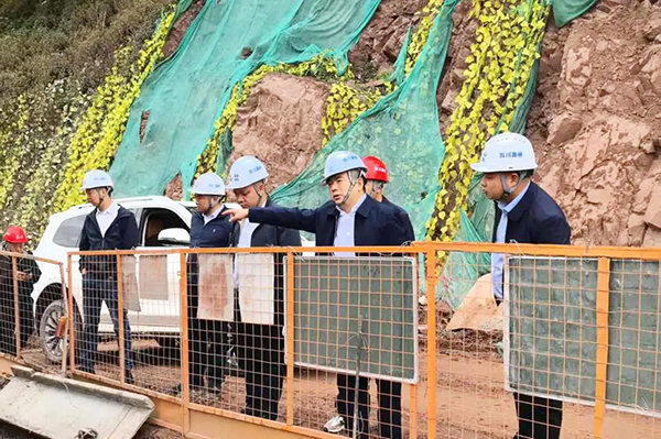川交公司黨委書記、董事長杜江林一行深入西寧高速公路項目、會祿高速項目開展“五一”節(jié)前安全專項檢查