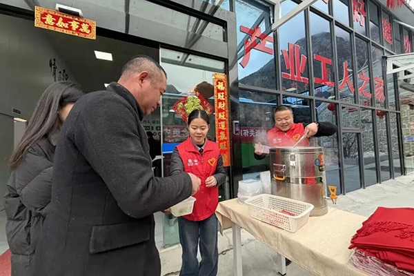 康新高速公路項目聯(lián)合工會近日啟動“康新關(guān)懷暖人心，返鄉(xiāng)歸途更安心”主題活動